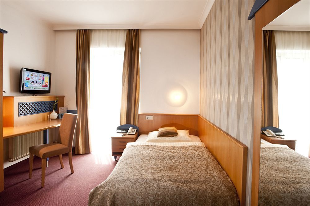 Hotel Geyer クラーゲンフルト エクステリア 写真