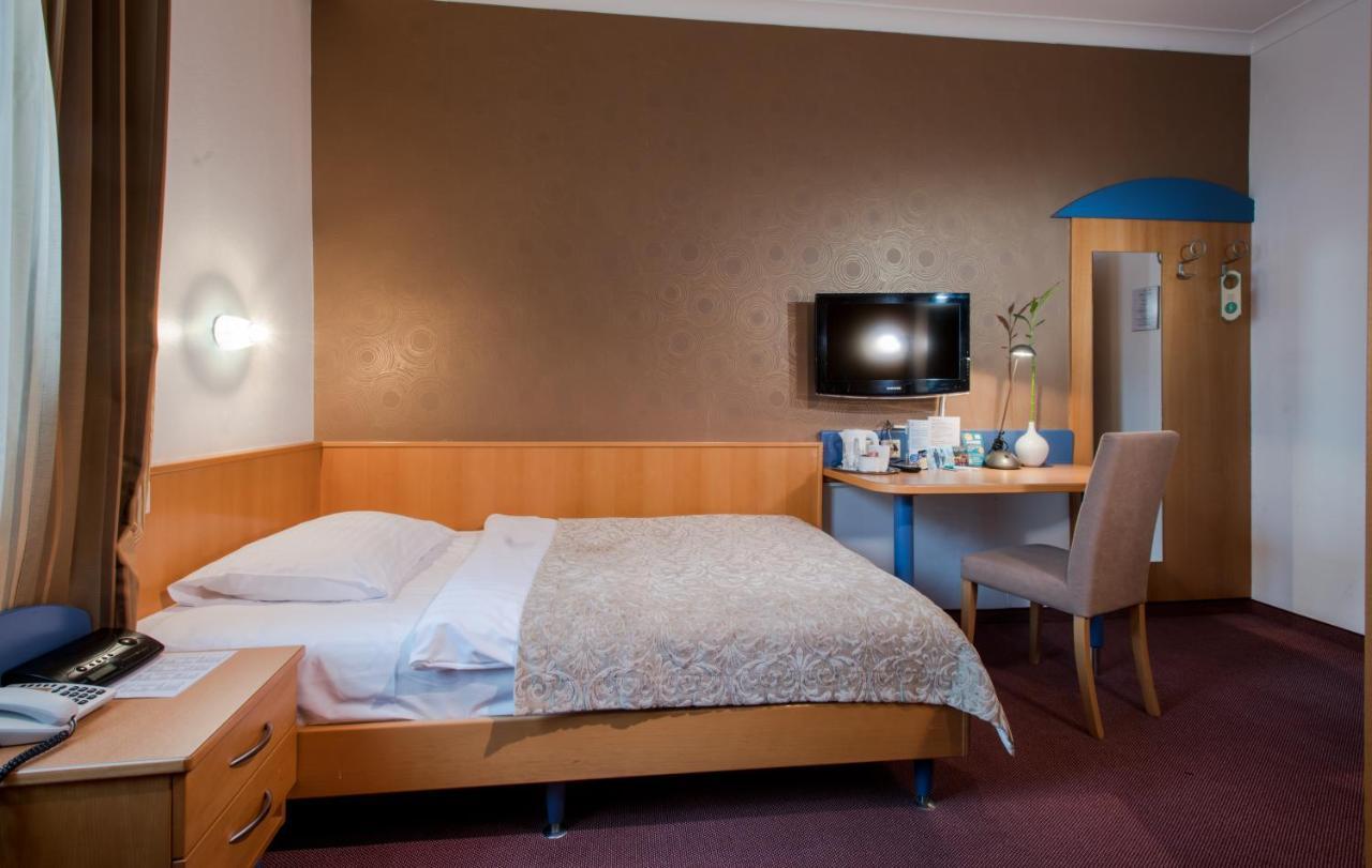 Hotel Geyer クラーゲンフルト エクステリア 写真